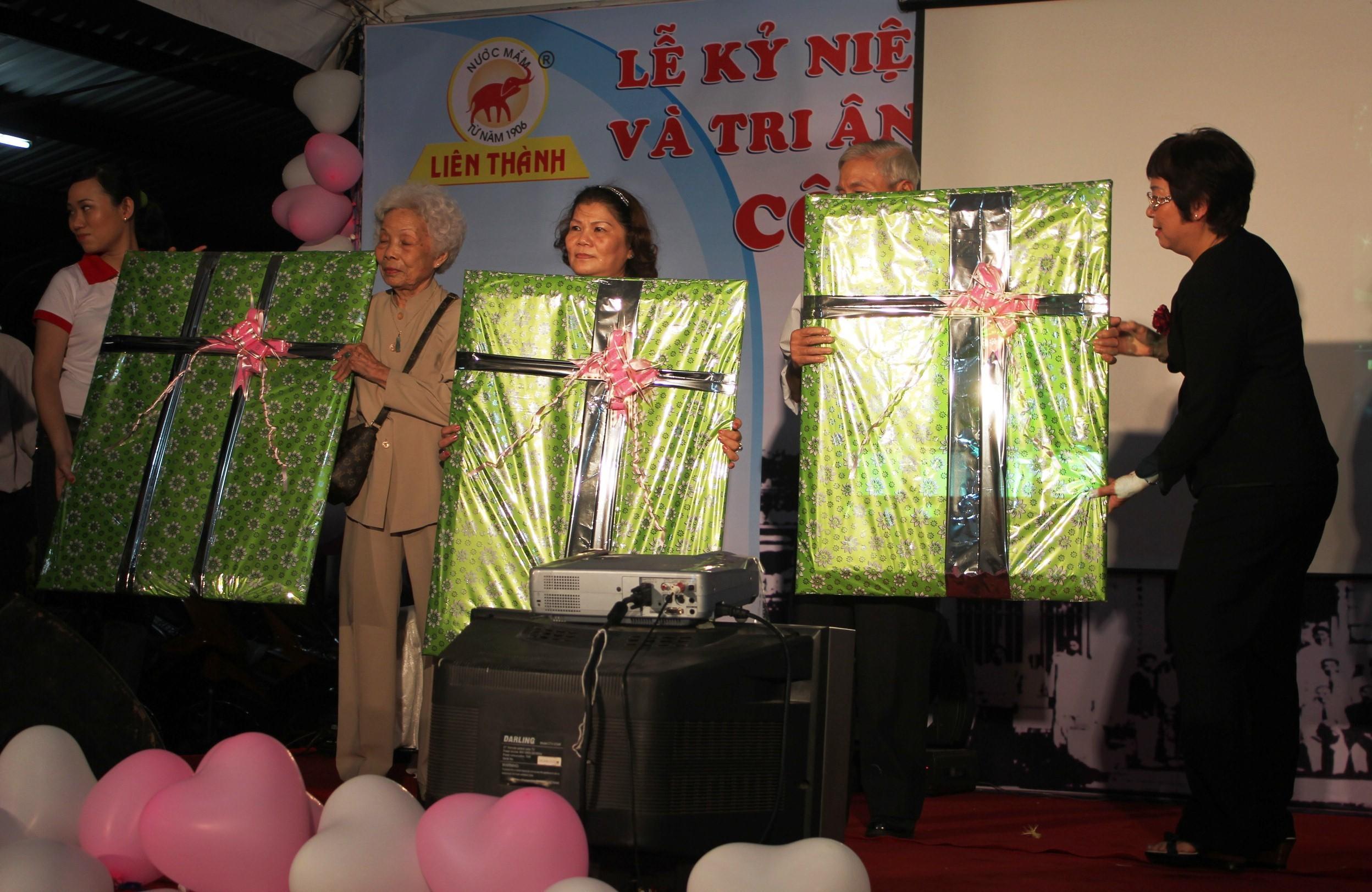 Tặng quà lưu niệm đến đại diện gia đình của các cụ tiền hiền