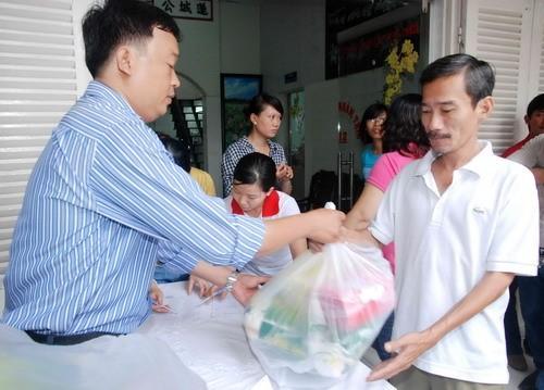 Hình: Trao quà cho bà con nghèo